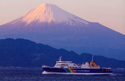 Tag færgen mellem Toi og Shimizu i Japan